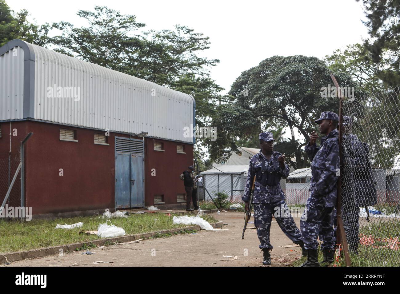 230619 -- KASESE, le 19 juin 2023 -- des membres des forces de sécurité gardent devant la morgue de l'hôpital Bwera à Mpondwe, Ouganda, le 18 juin 2023. Le calme est revenu dans la ville de Mpondwe, dans le district sud-ouest de l Ouganda de Kasese, où les rebelles ADF des Forces démocratiques alliées ont tué 41 personnes, la plupart d entre elles des étudiants, a déclaré dimanche un responsable du gouvernement. Photo de /Xinhua UGANDA-KASESE-ADF-ATTACK-AFTERMATH HajarahxNalwadda PUBLICATIONxNOTxINxCHN Banque D'Images