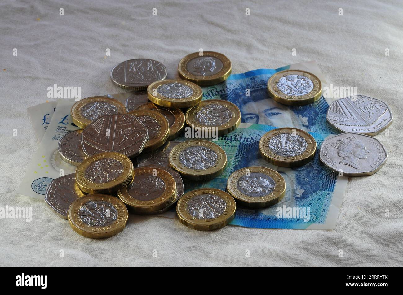 Pièces et billets sterling britanniques Banque D'Images
