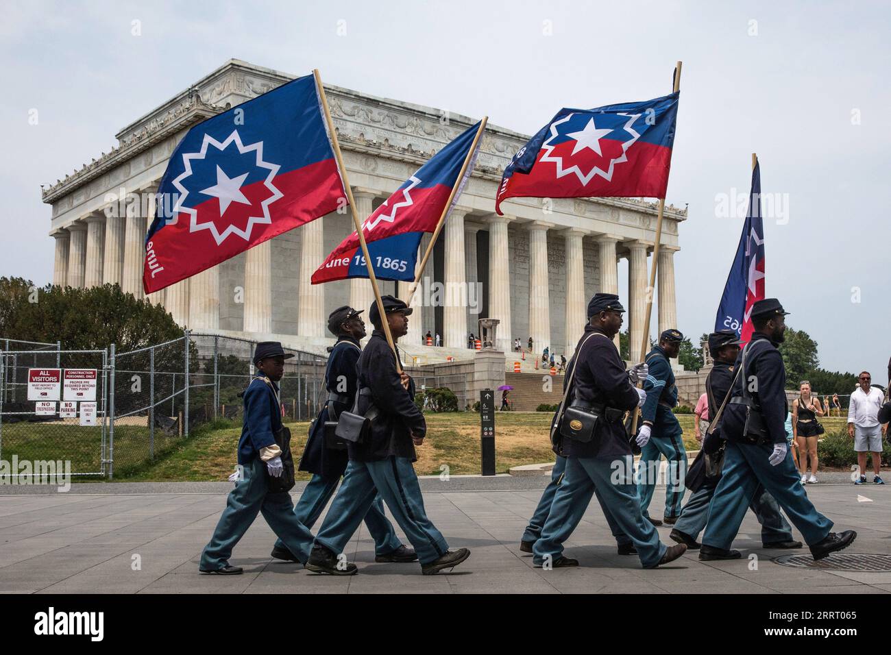 230619 -- WASHINGTON, le 19 juin 2023 -- des membres d'une troupe de reconstitution de la guerre de Sécession sont vus devant le Lincoln Memorial lors des célébrations du dix-septième juin à Washington, D.C., aux États-Unis, le 19 juin 2023. Célébrée le 19 juin, la fête marque le jour en 1865 où le major-général Gordon Granger a émis l'ordre général n ° 3 à Galveston, au Texas, émancipant les esclaves restants dans l'État. Pour les Américains asservis au Texas, la liberté est venue deux ans et demi après que le président Abraham Lincoln a publié la Proclamation d'émancipation. Photo de /Xinhua U.S.-WASHINGTON, D.C.-JUNETEENTH Banque D'Images