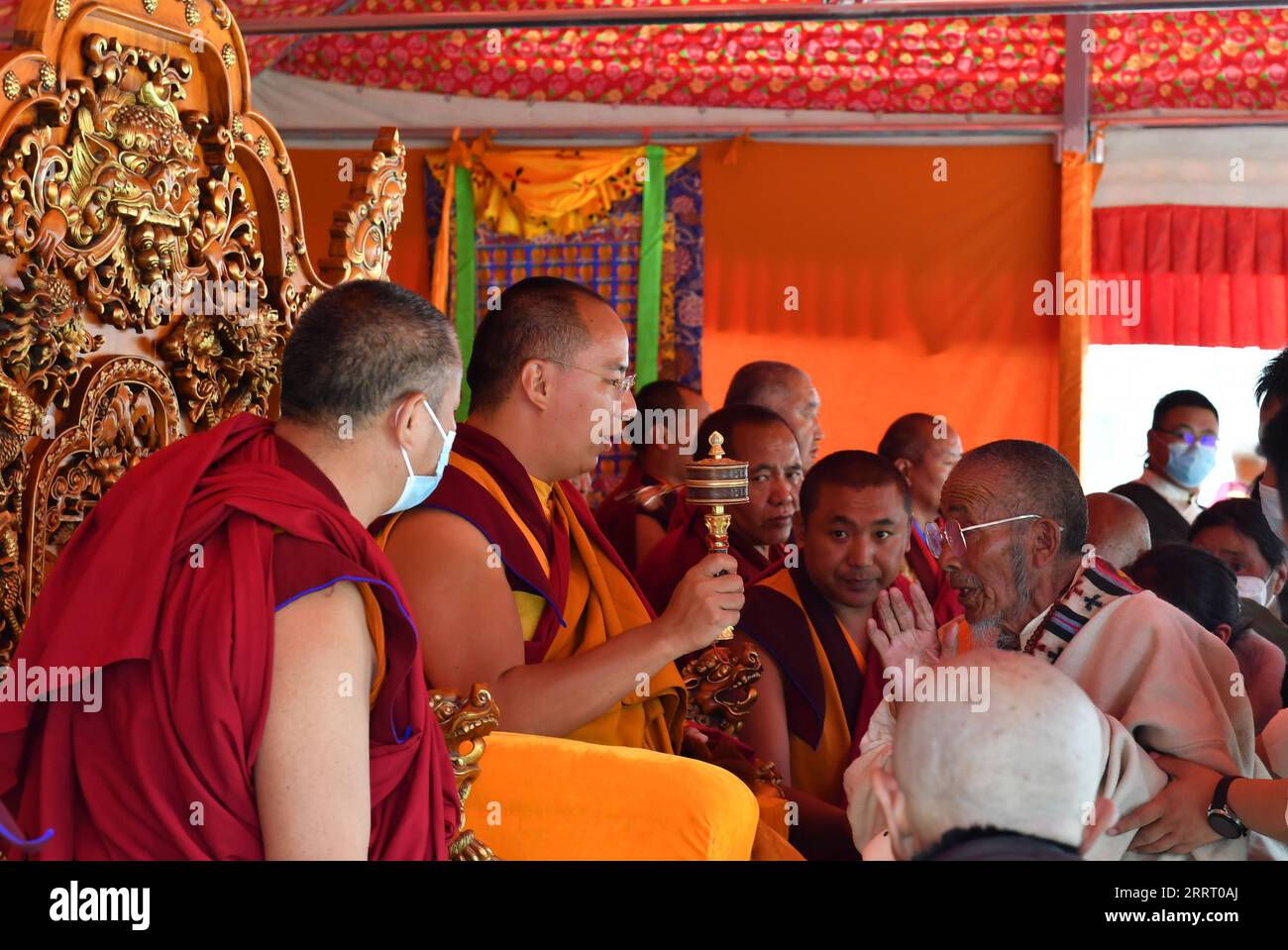 230620 -- LHASSA, 20 juin 2023 -- Panchen Erdeni chos-kyi rGyal-po tient une réunion de prière au monastère de Champa Ling dans la ville de Qamdo, dans la région autonome du Tibet du sud-ouest de la Chine, le 12 juin 2023. Panchen Erdeni chos-kyi rGyal-po a complété une tournée de 13 jours d'activités bouddhistes et sociales dans la ville de Qamdo, dans la région autonome du Tibet du sud-ouest de la Chine. POUR Y ALLER AVEC Panchen Rinpoché termine la visite du Tibet s Qamdo photo par /Xinhua CHINE-TIBET-PANCHEN-BOUDDHISTE & ACTIVITÉS SOCIALES CN Chogo PUBLICATIONxNOTxINxCHN Banque D'Images