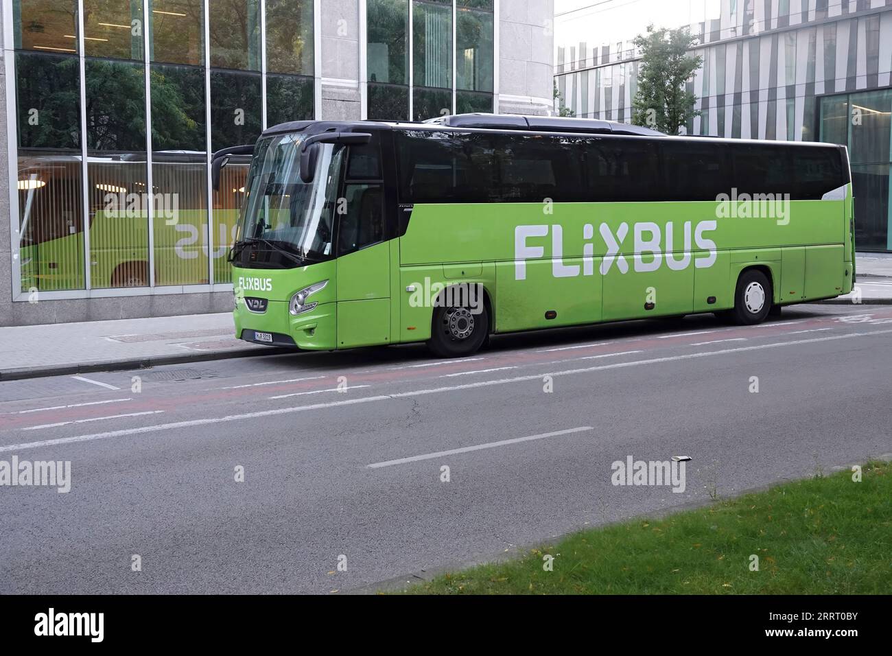 Gros plan sur un bus interurbain européen vert longue distance, avec logo flixbus blanc, stationné dans les rues urbaines de Bruxelles Banque D'Images