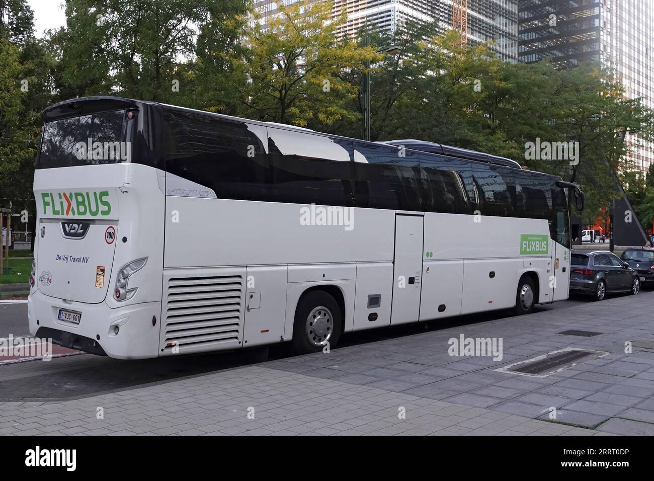 Gros plan sur un bus interurbain européen longue distance international, avec logo flixbus vert, stationné dans les rues urbaines de Bruxelles Banque D'Images