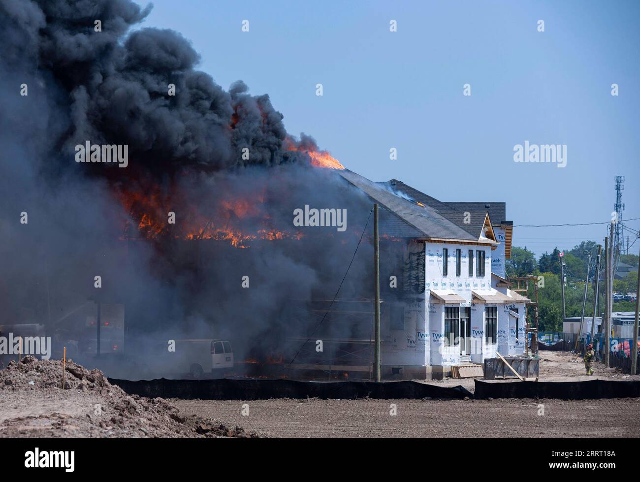 230621 -- OAKVILLE CANADA, le 21 juin 2023 -- Un incendie s'est déclaré sur un chantier de construction résidentielle à Oakville, dans la région du Grand Toronto, Canada, le 21 juin 2023. Un grand incendie s’est déclaré mercredi dans une nouvelle subdivision d’Oakville, détruisant plusieurs nouvelles maisons, selon les médias locaux. Aucun blessé n ' a été signalé. Photo de /Xinhua CANADA-OAKVILLE-FIRE ZouxZheng PUBLICATIONxNOTxINxCHN Banque D'Images