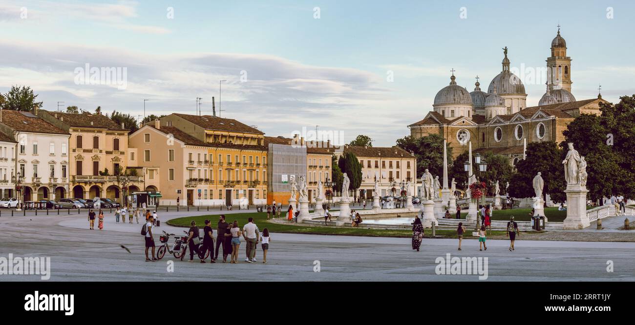 Vue de la Basilique de Saint Antoine, canal, monuments et maisons entourant la place principale Prato della Valle dans la vieille ville de Padoue, Italie - 8 août 20 Banque D'Images