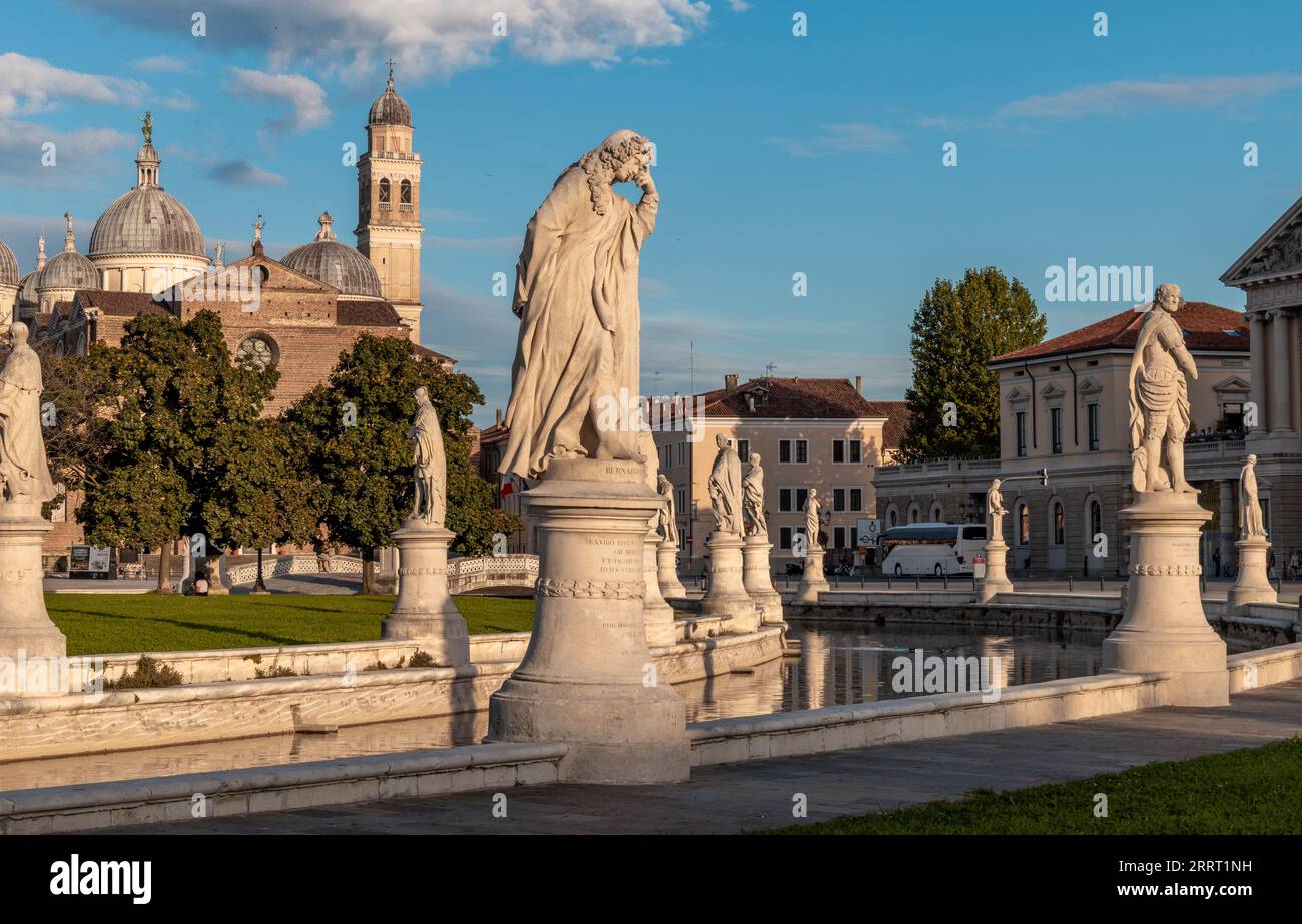 Vue sur le canal historique, les monuments, et la basilique de Saint Antoine dans le dos à Prato della Valle place principale dans la vieille ville de Padova, Italie - A Banque D'Images