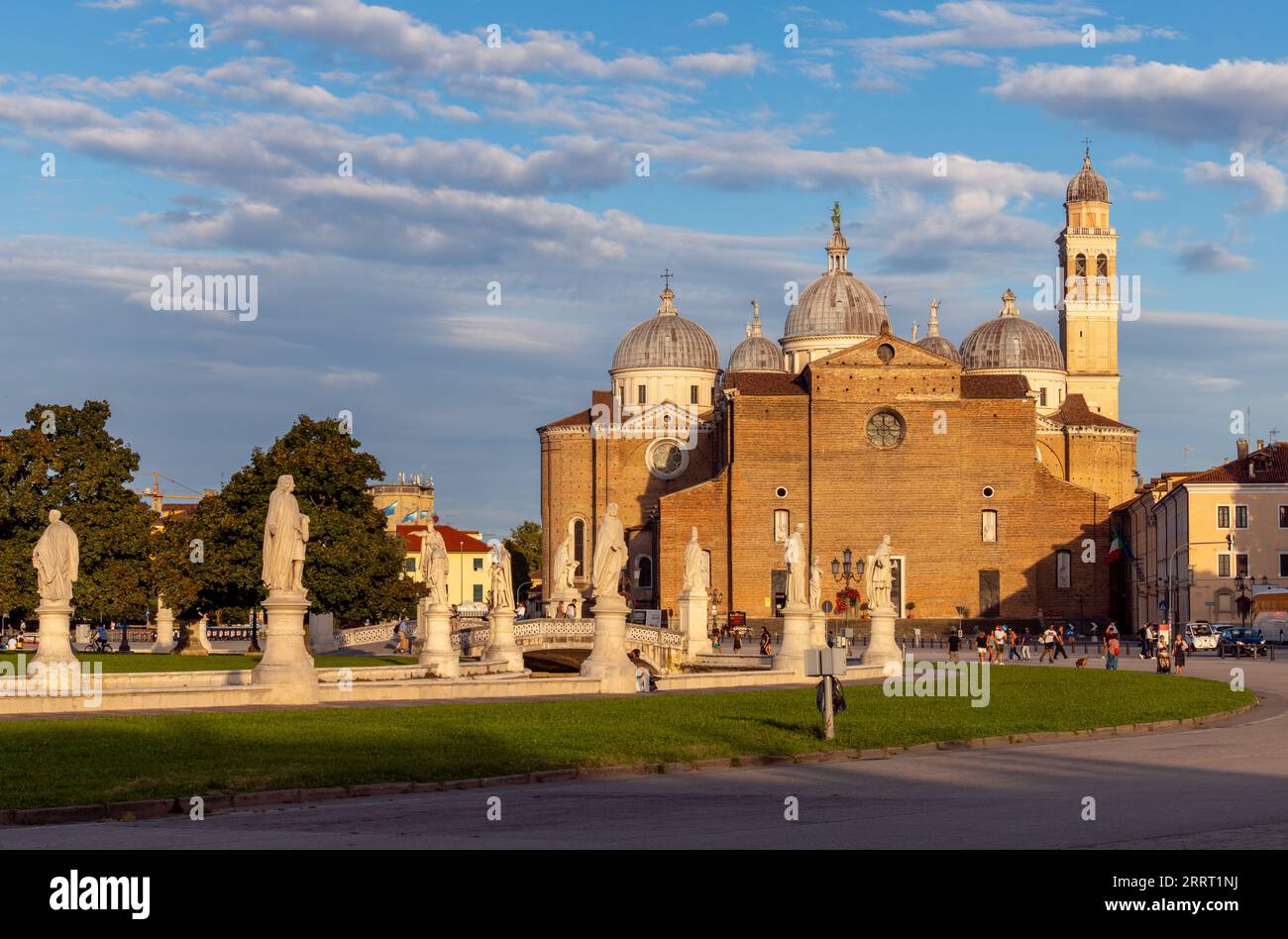 Vue sur le canal historique, les monuments, et la basilique de Saint Antoine dans le dos à Prato della Valle place principale dans la vieille ville de Padova, Italie - A Banque D'Images