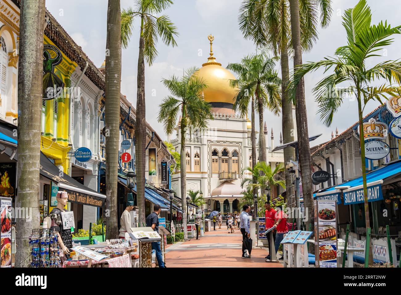 Singapour - 30 août 2023 : vue de rue du sultan Masjid à Singapour, les gens peuvent voir explorer autour d'elle. Banque D'Images