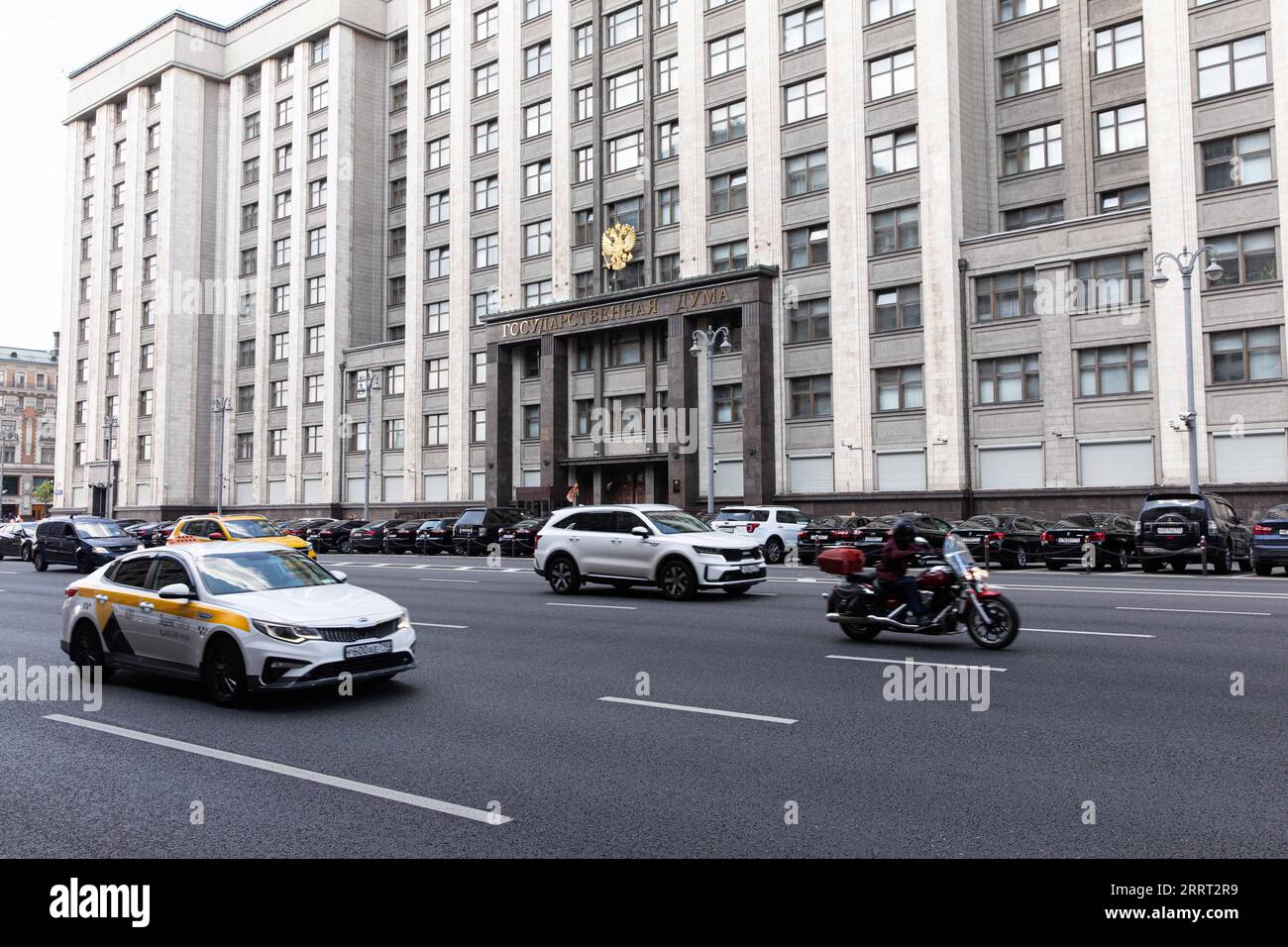 230626 -- MOSCOU, le 26 juin 2023 -- des véhicules sont vus sur une route à Moscou, Russie, le 26 juin 2023. Le régime juridique de l'opération antiterroriste contre le groupe militaire privé Wagner a été annulé à Moscou et dans la région de Moscou en raison de la normalisation de la situation actuelle, a déclaré le gouvernement russe. RUSSIE-MOSCOU-OPÉRATION ANTITERRORISTE-ANNULER BAIXXUEQI PUBLICATIONXNOTXINXCHN Banque D'Images