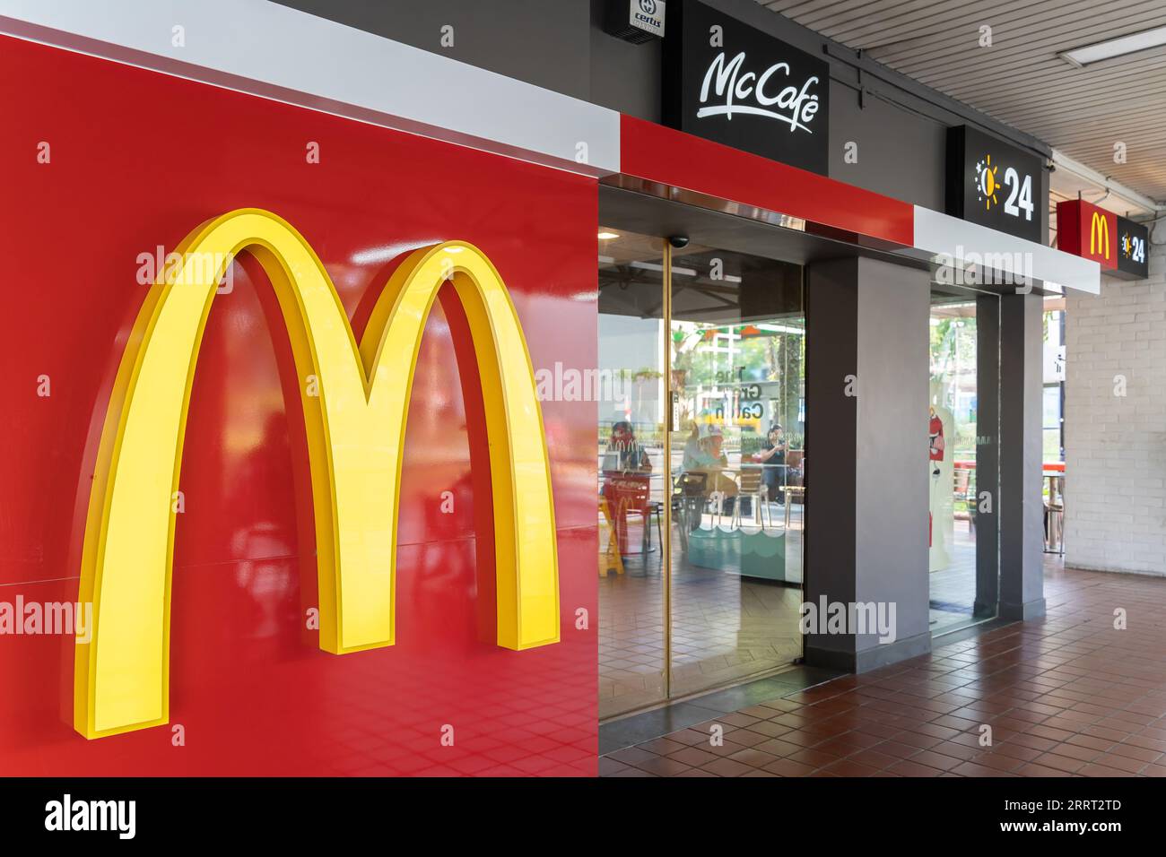 Singapour - août 30,2023 : vue extérieure du restaurant McDonald's de la marque McCafe à Singapour. Banque D'Images