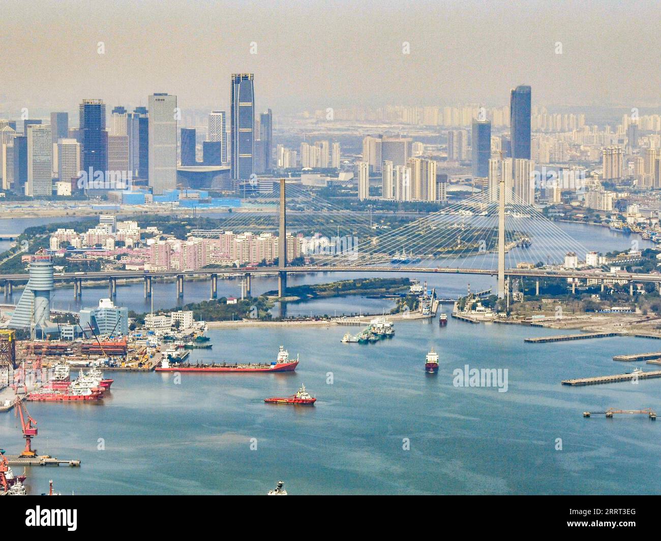 230625 -- TIANJIN, le 25 juin 2023 -- cette vue aérienne prise le 16 juin 2023 montre une vue du chenal principal du port de Tianjin dans la municipalité de Tianjin au nord de la Chine. La 14e réunion annuelle des nouveaux champions, également connue sous le nom de Forum de Davos d’été, se tiendra à Tianjin du 27 au 29 juin. Environ 1 500 dirigeants des secteurs public et privé de plus de 90 pays se réuniront pour cet événement de trois jours. CHINE-TIANJIN-VUE AÉRIENNE CN SunxFanyue PUBLICATIONxNOTxINxCHN Banque D'Images