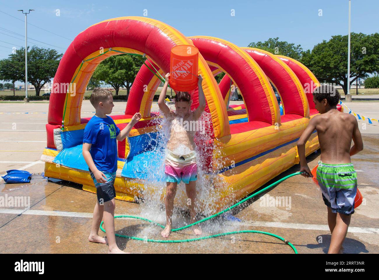 230627 -- PLANO U.S., le 27 juin 2023 -- Un enfant verse de l'eau froide sur le corps lors d'un camp d'été à Plano, Texas, États-Unis, le 27 juin 2023. La vague de chaleur extrême qui a frappé une grande partie du sud des États-Unis continue de se propager à d'autres régions du pays cette semaine, avec plus de 55 millions de personnes maintenant sous alerte de chaleur. Photo de /Xinhua U.S.-TEXAS-PLANO-HEAT WAVE DanxTian PUBLICATIONxNOTxINxCHN Banque D'Images