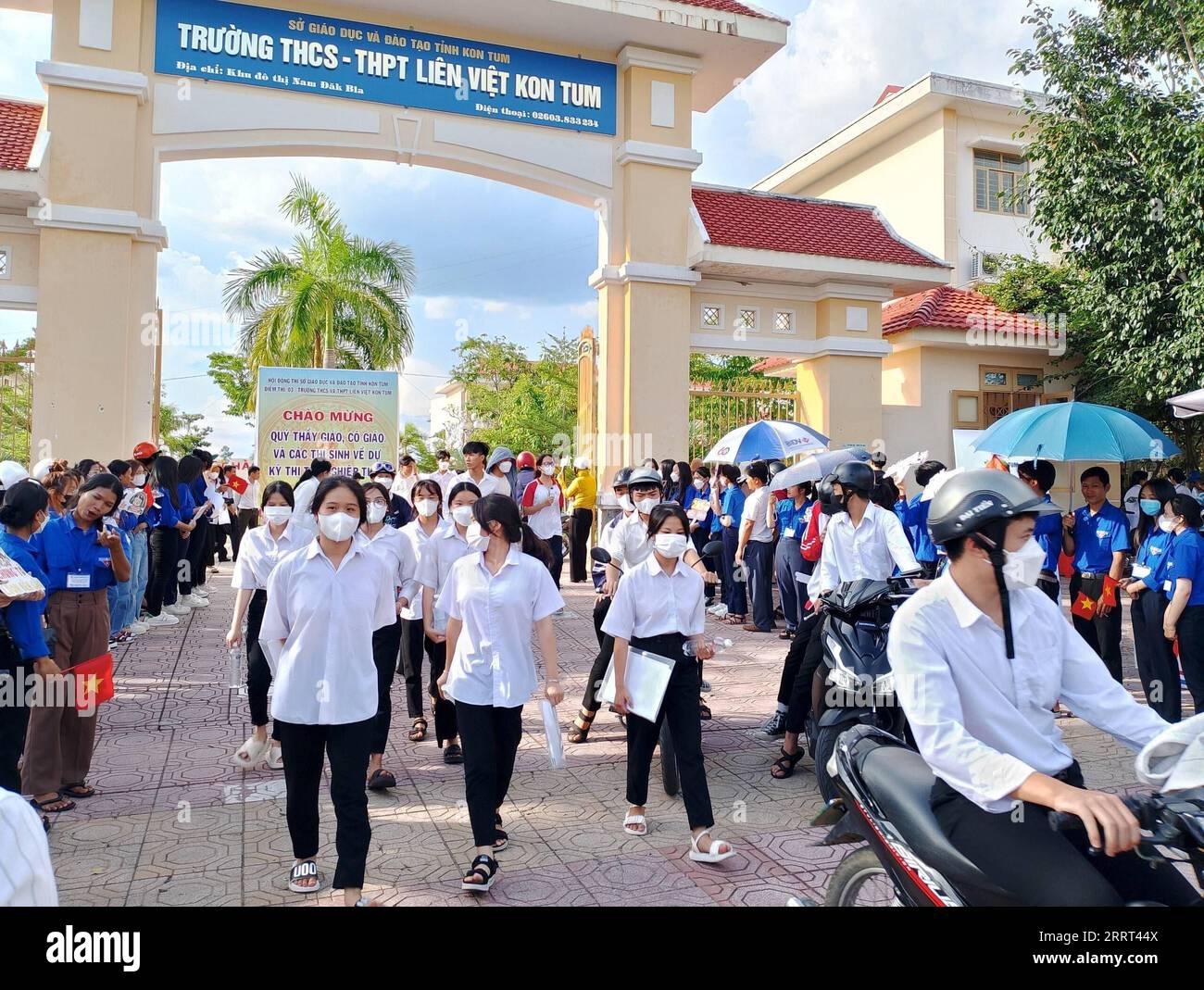 230628 -- HANOÏ, le 28 juin 2023 -- les candidats sortent d'un site d'examen dans la province de Kon Tum, Vietnam, le 28 juin 2023. Plus d'un million d'étudiants à travers le Vietnam se présentent mercredi à leurs examens de fin d'études secondaires, selon le ministère de l'éducation et de la formation. /Document via Xinhua VIETNAM-EXAMEN DE FIN D'ÉTUDES SECONDAIRES VNA PUBLICATIONxNOTxINxCHN Banque D'Images