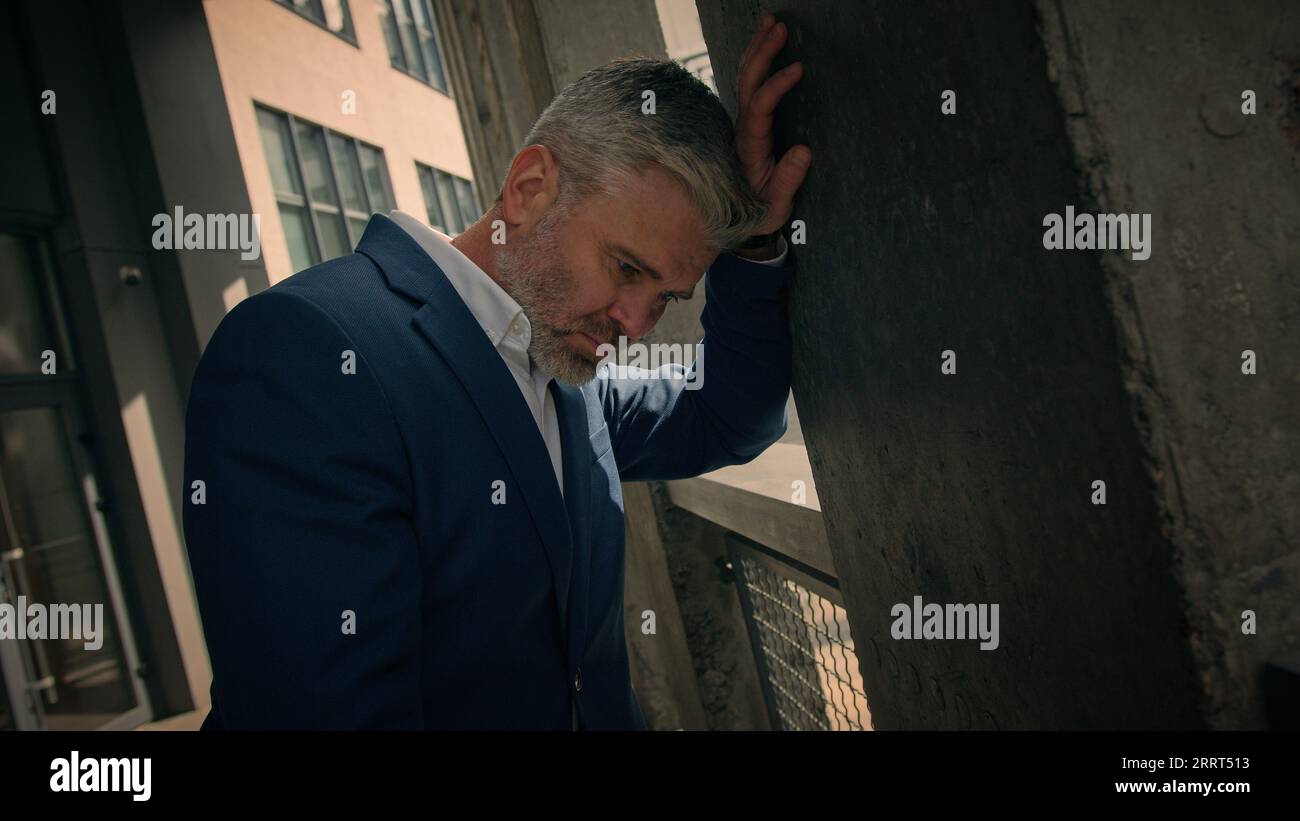 Homme d'affaires mature avec vertiges vertiges maux de tête sévère triste bouleversement malaise homme d'affaires d'âge moyen problème d'échec de l'employeur désespérés souffrent dans Banque D'Images