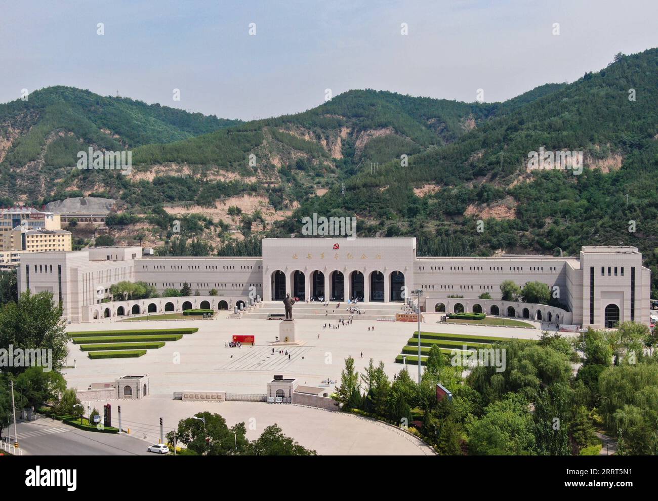 230630 -- YAN AN AN, 30 juin 2023 -- cette photo aérienne prise le 27 juin 2023 montre le Musée commémoratif révolutionnaire de Yan an an dans la ville de Yan an an, province du Shaanxi, au nord-ouest de la Chine. L'imposante montagne Baota et la rivière Yanhe ont été témoins du développement de Yan an, une ancienne base révolutionnaire sur le plateau de Loess, dans le nord-ouest de la Chine. Ces photos présentent le nouveau paysage urbain de Yan an à l'occasion du 102e anniversaire de la fondation du Parti communiste chinois PCC. CHINA-SHAANXI-YAN AN AN-AERIAL VIEW CN ZHANGXBOWEN PUBLICATIONXNOTXINXCHN Banque D'Images