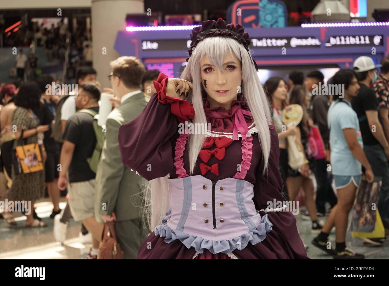 230702 -- LOS ANGELES, le 2 juillet 2023 -- Un cosplayer pose pour des photos lors de l'Anime Expo 2023 au Los Angeles Convention Center à Los Angeles, aux États-Unis, le 1 juillet 2023. Anime Expo 2023, la plus grande convention d'anime en Amérique du Nord, a été lancée à Los Angeles le 1 juillet 2023. Le salon, qui se déroule jusqu'au 4 juillet au Los Angeles Convention Center, rassemble des fans et des professionnels de l'industrie de plus de 60 pays et régions. Photo de /Xinhua U.S.-LOS ANGELES-ANIME EXPO 2023 ZengxHui PUBLICATIONxNOTxINxCHN Banque D'Images