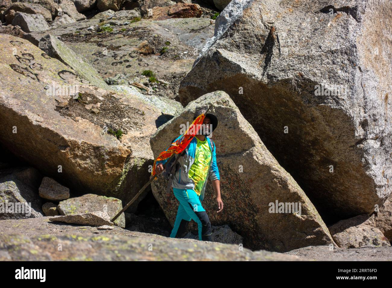 30 août 2023, Himachal Pradesh, Inde. Un homme embarquant pour le pèlerinage hindou Kinner Kailash Yatra au milieu du terrain accidenté de l'Himalaya, avec un SH Banque D'Images