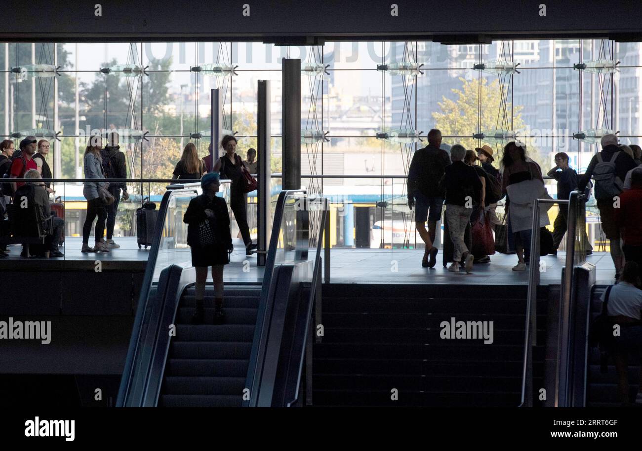 Berlin, Allemagne. 09 septembre 2023. Les voyageurs sont en déplacement à la gare centrale de Berlin. Après un incendie criminel présumé, les passagers ferroviaires doivent encore s'attendre à des restrictions sur la ligne de chemin de fer entre Hambourg et Berlin samedi. Des auteurs inconnus ont mis le feu à trois puits de câbles sur les lignes de chemin de fer. Crédit : Paul Zinken/dpa/Alamy Live News Banque D'Images