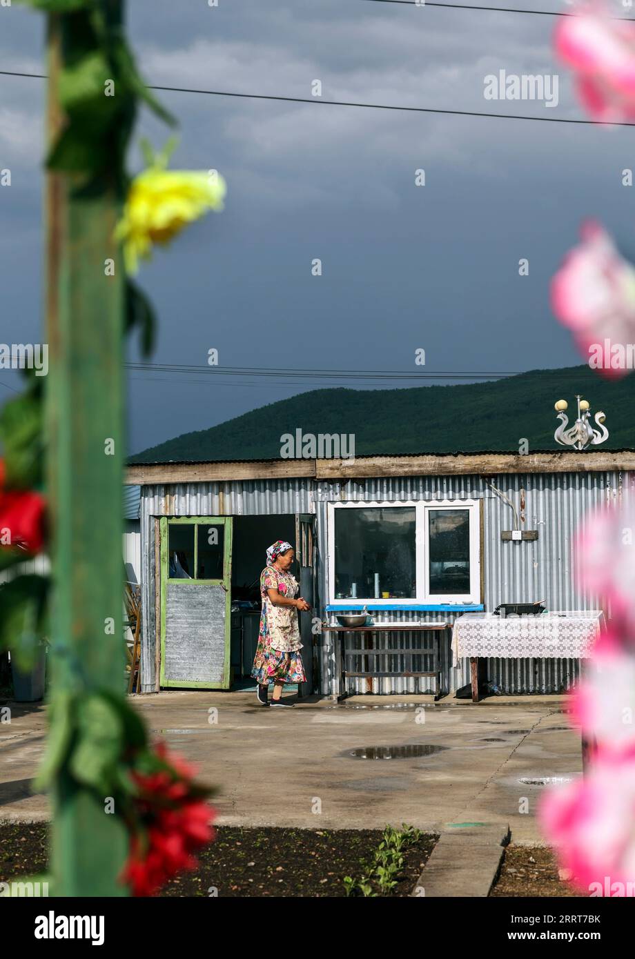 230704 -- HOHHOT, le 4 juillet 2023 -- Kao Zhanhua prépare une tarte à la viande à Ergun de Hulun Buir, dans la région autonome de Mongolie intérieure du nord de la Chine, le 28 juin 2023. Kao Zhanhua, 57 ans, du groupe ethnique russe, est un héritier représentatif de la danse folklorique ethnique russe, un patrimoine culturel immatériel de Hulun Buir. Elle dirige une entreprise chez l'habitant dans sa résidence avec des éléments ethniques russes traditionnels depuis 2004 et impressionne les touristes avec ses spécialités. CHINE-MONGOLIE INTÉRIEURE-GROUPE ETHNIQUE RUSSE-TOURISME CN LANXHONGGUANG PUBLICATIONXNOTXINXCHN Banque D'Images