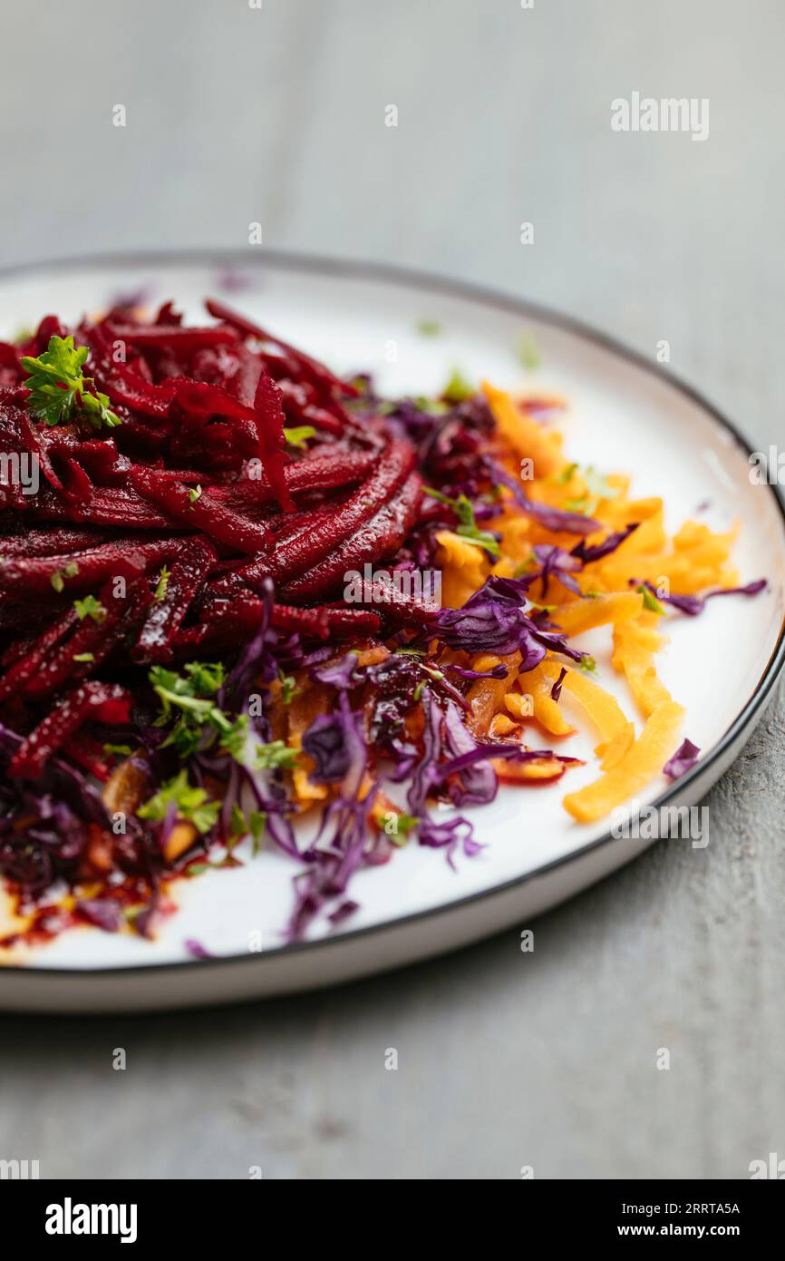 Salade maison de betteraves, carottes et choux rouges avec vinaigrette aronia. Banque D'Images