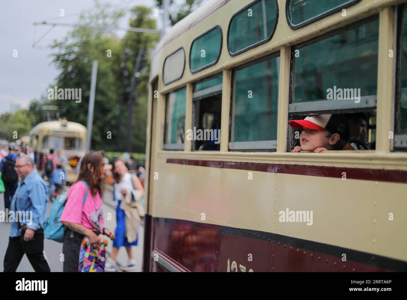 230708 -- MOSCOU, le 8 juillet 2023 -- Un garçon regarde par la fenêtre d'un tramway rétro lors d'un défilé de véhicules rétro à Moscou, Russie, le 8 juillet 2023. Photo de /Xinhua RUSSIE-MOSCOU-DÉFILÉ DE VÉHICULES RÉTRO AlexanderxZemlianichenkoxJr PUBLICATIONxNOTxINxCHN Banque D'Images