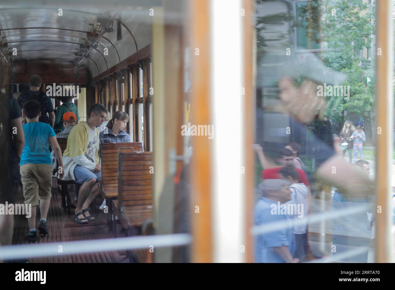 230708 -- MOSCOU, le 8 juillet 2023 -- des gens s'assoient à l'intérieur d'un tramway rétro lors d'un défilé de véhicules rétro à Moscou, Russie, le 8 juillet 2023. Photo de /Xinhua RUSSIE-MOSCOU-DÉFILÉ DE VÉHICULES RÉTRO AlexanderxZemlianichenkoxJr PUBLICATIONxNOTxINxCHN Banque D'Images