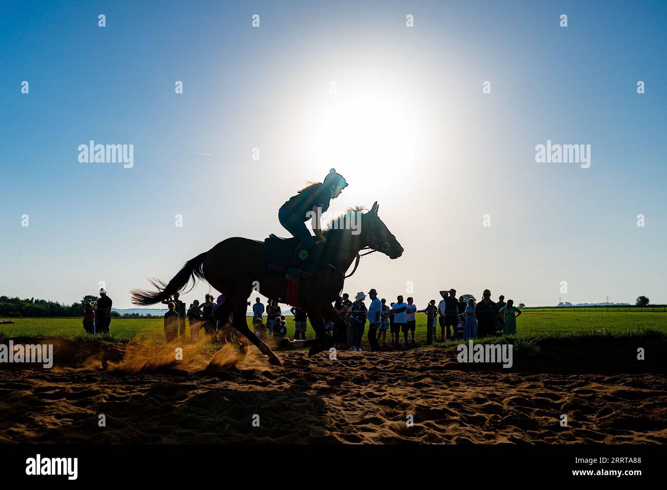 UTILISATION ÉDITORIALE UNIQUEMENT les cavaliers et les chevaux au galop de Fergal O’Brien Racing près de Cheltenham pour marquer la première journée de la semaine nationale des hippocampes, qui se déroulera du 9 au 17 septembre. Date de la photo : Samedi 9 septembre 2023. Banque D'Images