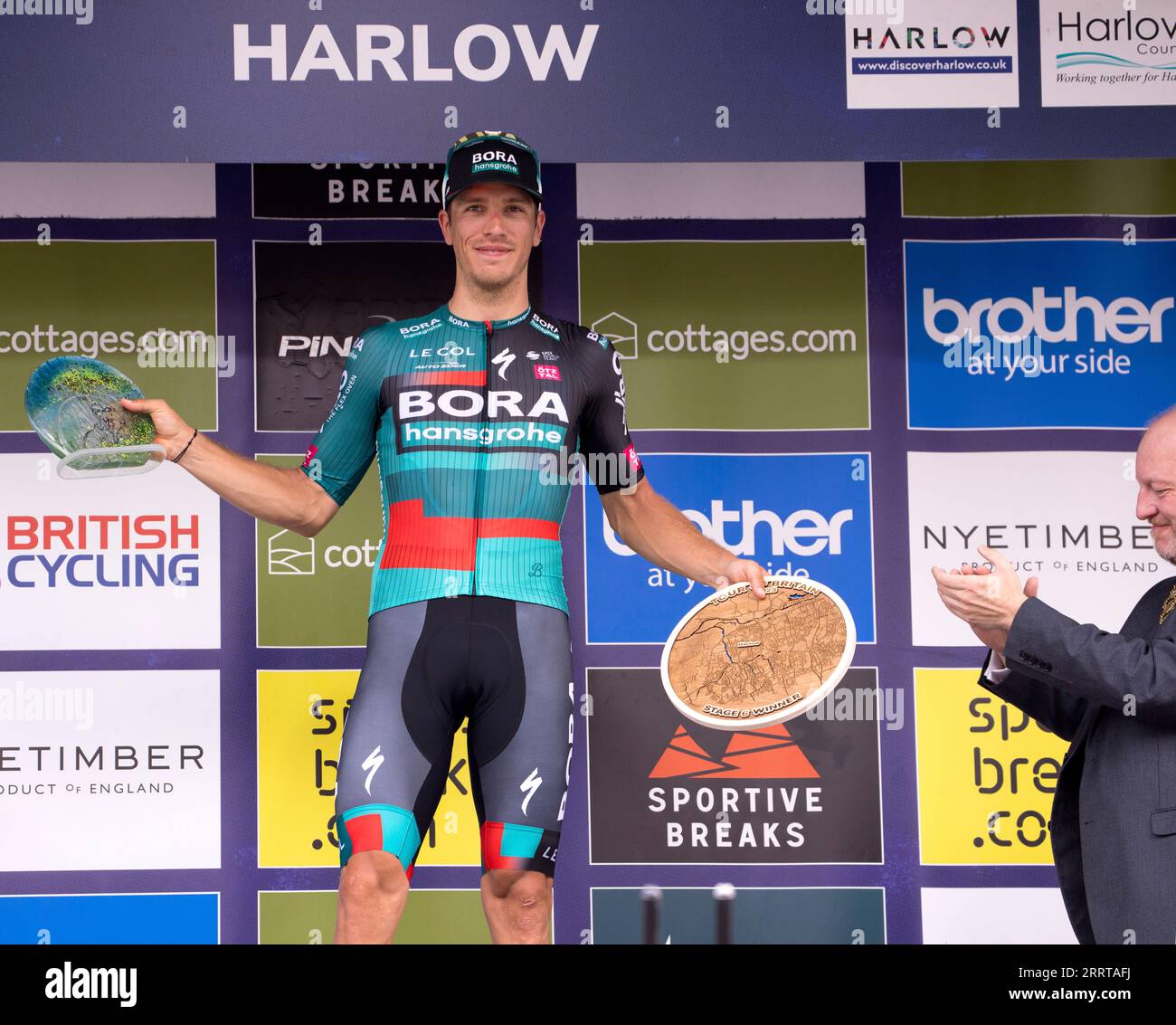 Danny Van Poppel Tour of Britain Stage 6 vainqueur sur le podium Harlow Essex après présentation par le leader Harlow Council Banque D'Images