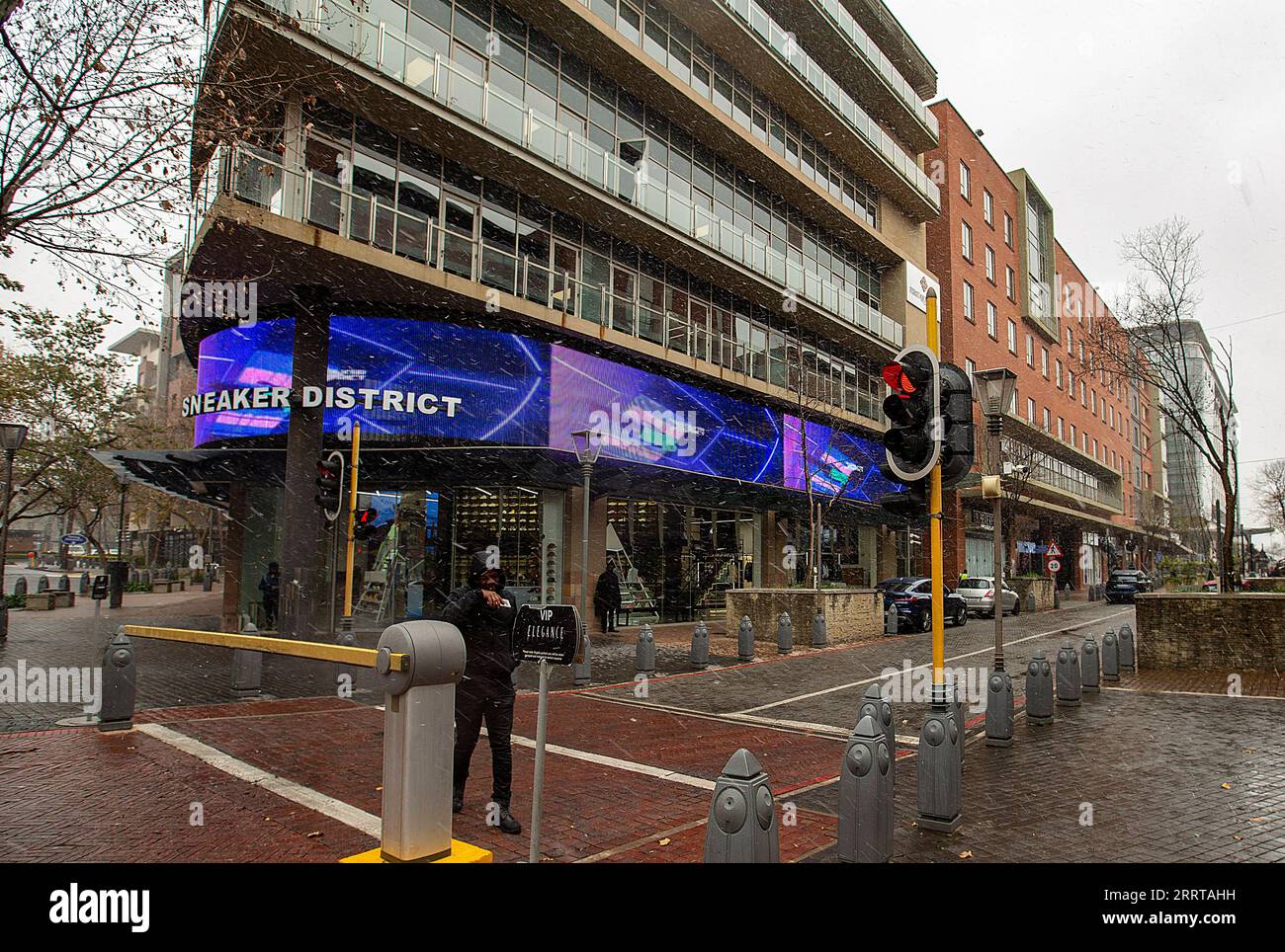 230710 -- JOHANNESBURG, le 10 juillet 2023 -- Un piéton marche alors que la neige tombe à Melrose Arch à Johannesburg, en Afrique du Sud, le 10 juillet 2023. AFRIQUE DU SUD-JOHANNESBURG-NEIGE ZhangxYudong PUBLICATIONxNOTxINxCHN Banque D'Images