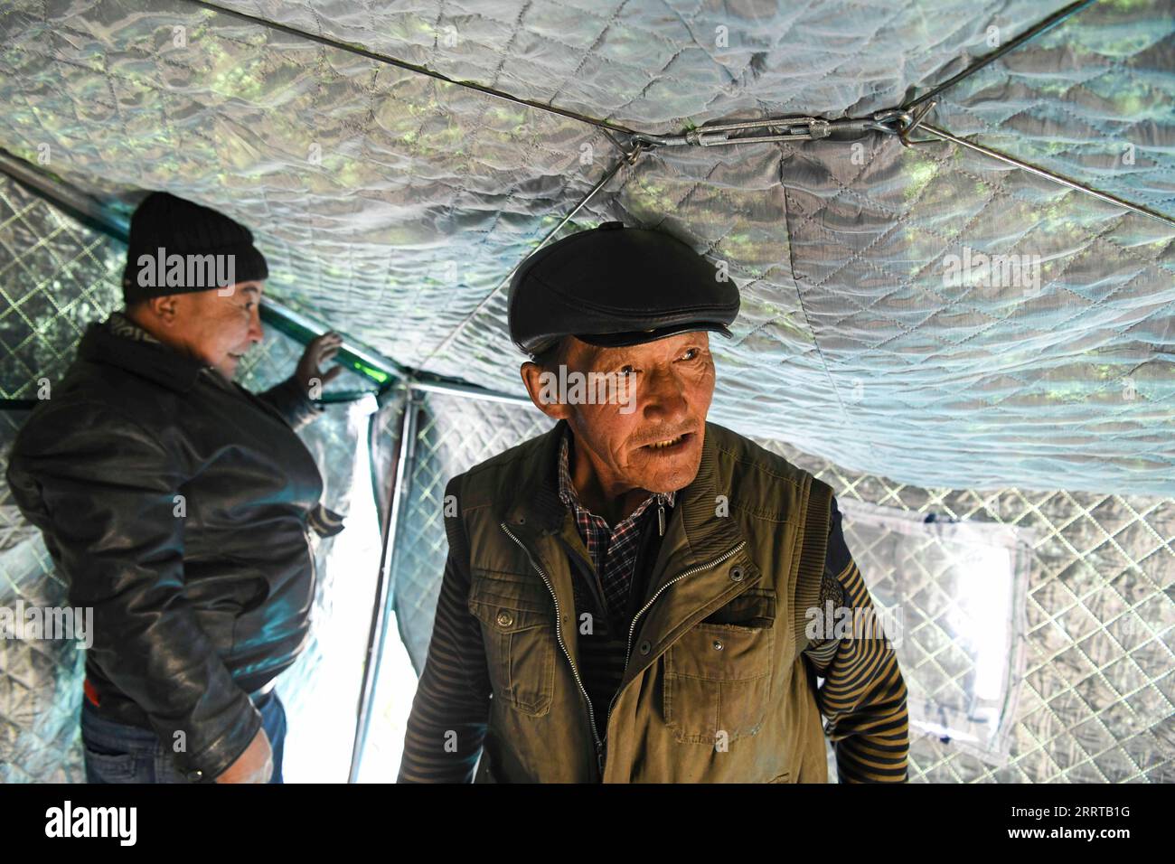 230711 -- YUMIN, le 11 juillet 2023 -- Habudelashen Nusupbek érige une tente dans les pâturages d'été du comté de yumin, dans la région autonome ouygur du Xinjiang, au nord-ouest de la Chine, le 4 juillet 2023. Baht Turlksi, un éleveur de 53 ans, vit près de la majestueuse montagne Baluke, qui se trouve dans le sud du comté de yumin, dans la région autonome ouïgour du Xinjiang, au nord-ouest de la Chine. Baht signifie bonheur , ce nom porte la plus pure attente des parents pour une vie meilleure de la prochaine génération. Avec le travail acharné de la famille au cours des décennies et le soutien du gouvernement, les bons vœux sont déjà devenus réalité. Banque D'Images