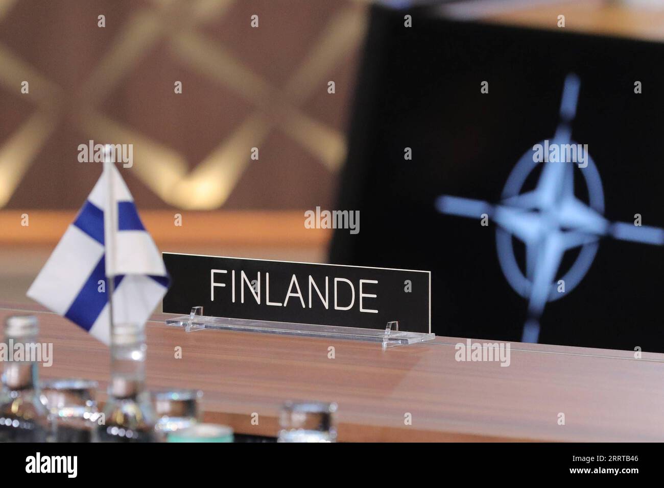 230711 -- VARSOVIE, le 11 juillet 2023 -- le drapeau national de la Finlande et l'emblème de l'OTAN sont vus au siège de l'OTAN à Bruxelles, en Belgique, le 4 avril 2023. Xinhua Headlines : l'OTAN est critiquée pour avoir mis en danger la paix à l'ouverture du sommet ZhengxHuansong PUBLICATIONxNOTxINxCHN Banque D'Images