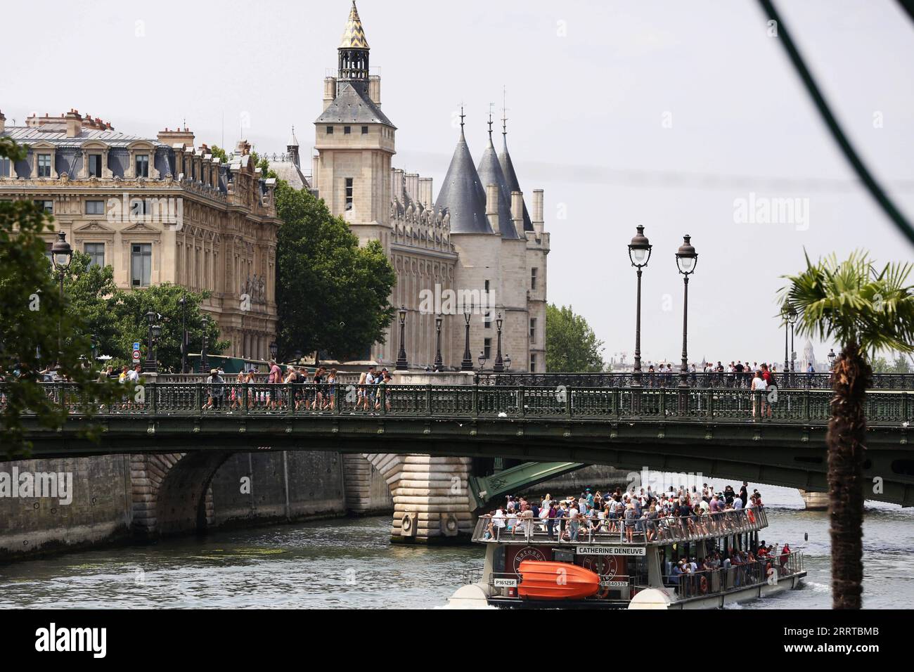230713 -- PARIS, le 13 juillet 2023 -- Un bateau touristique navigue le long de la Seine à Paris, France, le 17 juillet 2019. La Seine, deuxième plus grande rivière de France, serpente au cœur de Paris. S'écoulant d'ouest en est, il divise la ville en l'emblématique rive gauche et rive droite. La rive gauche est définie par une ambiance artistique, ornée de cafés, théâtres et librairies, créant un havre pour le cercle littéraire et un paradis culturel. D’autre part, la rive droite abrite des monuments prestigieux tels que le Louvre, l’ancien palais royal, et le Palais de l’Elysée, l’actuelle presi Banque D'Images