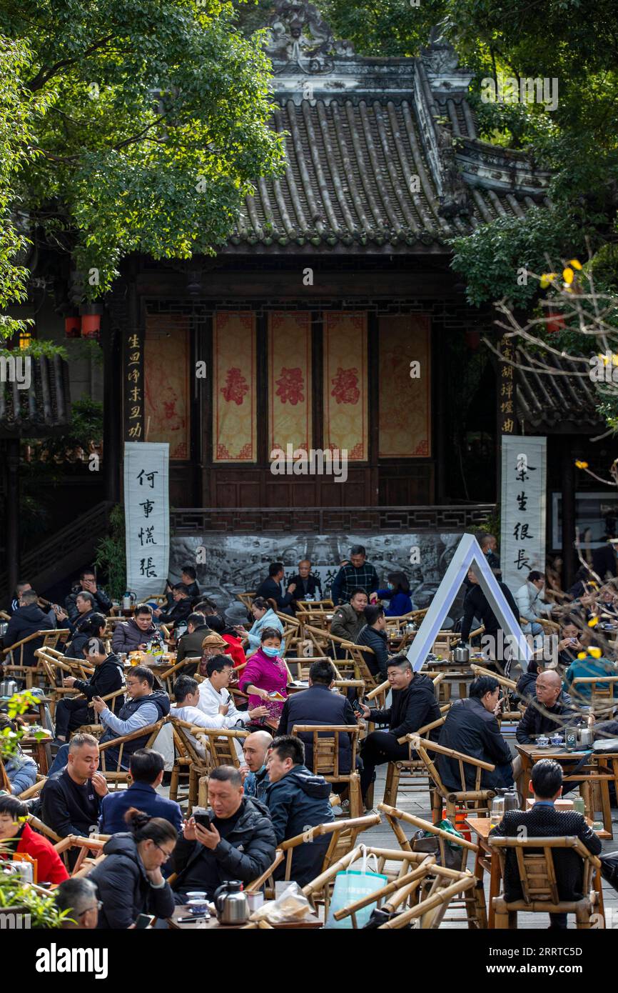 230715 -- CHENGDU, 15 juillet 2023 -- les gens prennent le thé dans une maison de thé ouverte à Chengdu, dans la province du Sichuan du sud-ouest de la Chine, le 23 novembre 2021. Les 31e Jeux mondiaux universitaires d'été de la FISU auront lieu à Chengdu du 28 juillet au 8 août 2023. SPCHINA-CHENGDU-UNIVERSIADE-CITY CN ShenxBohan PUBLICATIONxNOTxINxCHN Banque D'Images