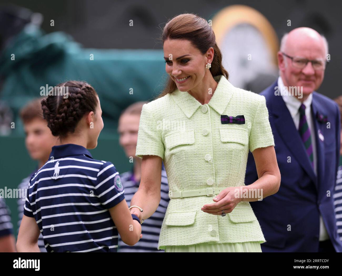 230716 -- LONDRES, le 16 juillet 2023 -- Catherine, princesse de Galles britannique, est vue à la remise du trophée après le match de finale en simple féminin entre Marketa Vondrousova de la République tchèque et ONS Jabeur de la Tunisie aux Championnats de tennis de Wimbledon à Londres, Grande-Bretagne, le 15 juillet 2023. SPBRITAIN-LONDON-TENNIS-WIMBLEDON-FINALE S FÉMININE HANXYAN PUBLICATIONXNOTXINXCHN Banque D'Images