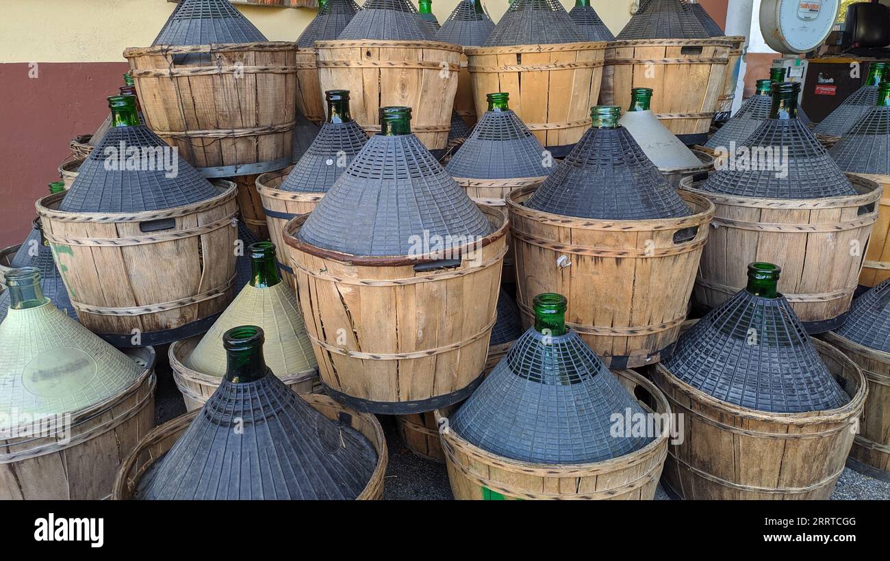 Bonbonne de vin dans des bouteilles à l'extérieur osier farm Banque D'Images