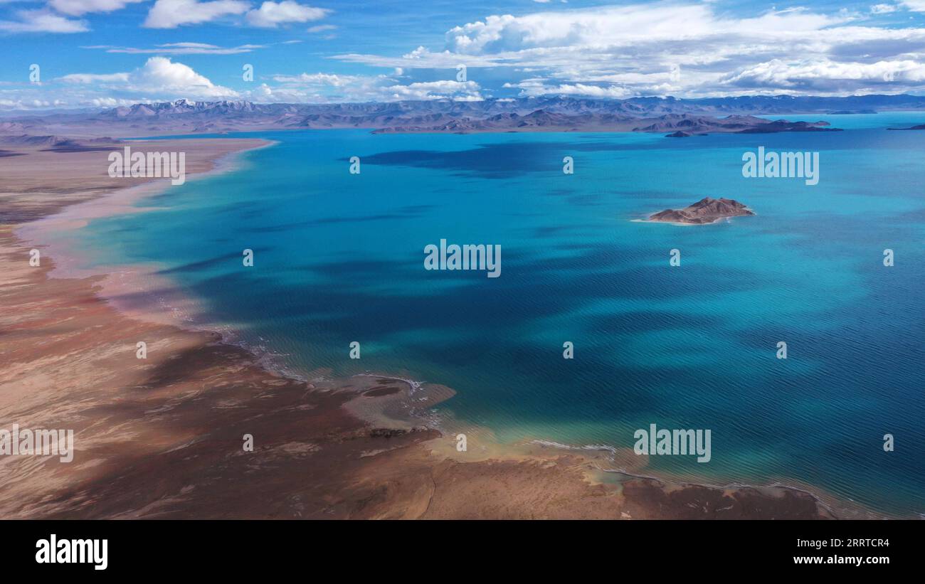 230717 -- MONTAGNES DE L'ALTUN, 17 juillet 2023 -- cette photo aérienne prise le 10 juillet 2023 montre un lac dans la réserve naturelle nationale des montagnes de l'Altun, dans la région autonome ouïgoure du Xinjiang, au nord-ouest de la Chine. Avec une altitude moyenne de 4 580 mètres, la Réserve naturelle nationale des montagnes Altun couvre une superficie totale de 45 000 kilomètres carrés et est un représentant de l'écosystème désertique du plateau en Chine. Wang Peng SKYEYECHINA-XINJIANG-ALTUN MONTAGNES-RÉSERVE NATURELLE CN HuxHuhu PUBLICATIONxNOTxINxCHN Banque D'Images