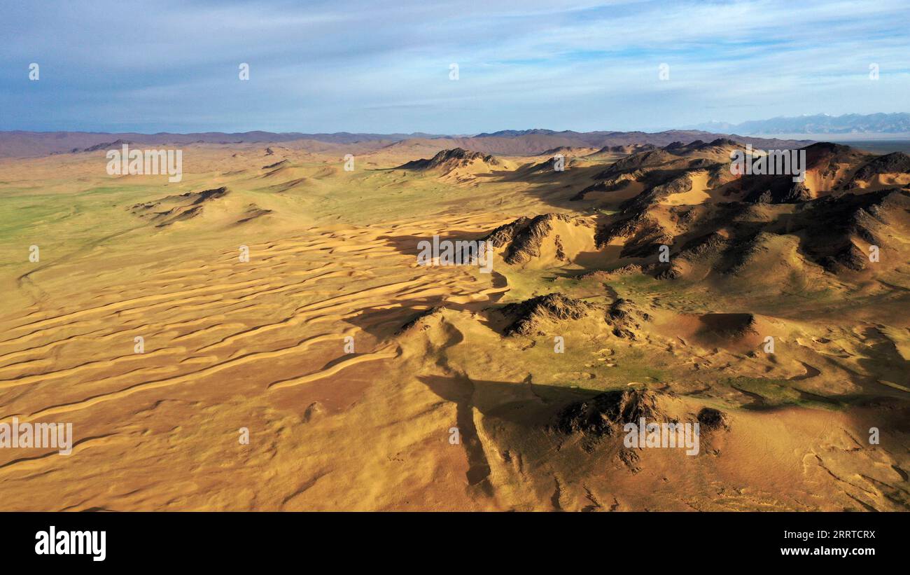 230717 -- MONTAGNES DE L'ALTUN, 17 juillet 2023 -- cette photo aérienne prise le 5 juillet 2023 montre des collines de la Réserve naturelle nationale des montagnes de l'Altun dans la région autonome ouïgoure du Xinjiang, au nord-ouest de la Chine. Avec une altitude moyenne de 4 580 mètres, la Réserve naturelle nationale des montagnes Altun couvre une superficie totale de 45 000 kilomètres carrés et est un représentant de l'écosystème désertique du plateau en Chine. Wang Peng SKYEYECHINA-XINJIANG-ALTUN MONTAGNES-RÉSERVE NATURELLE CN HuxHuhu PUBLICATIONxNOTxINxCHN Banque D'Images