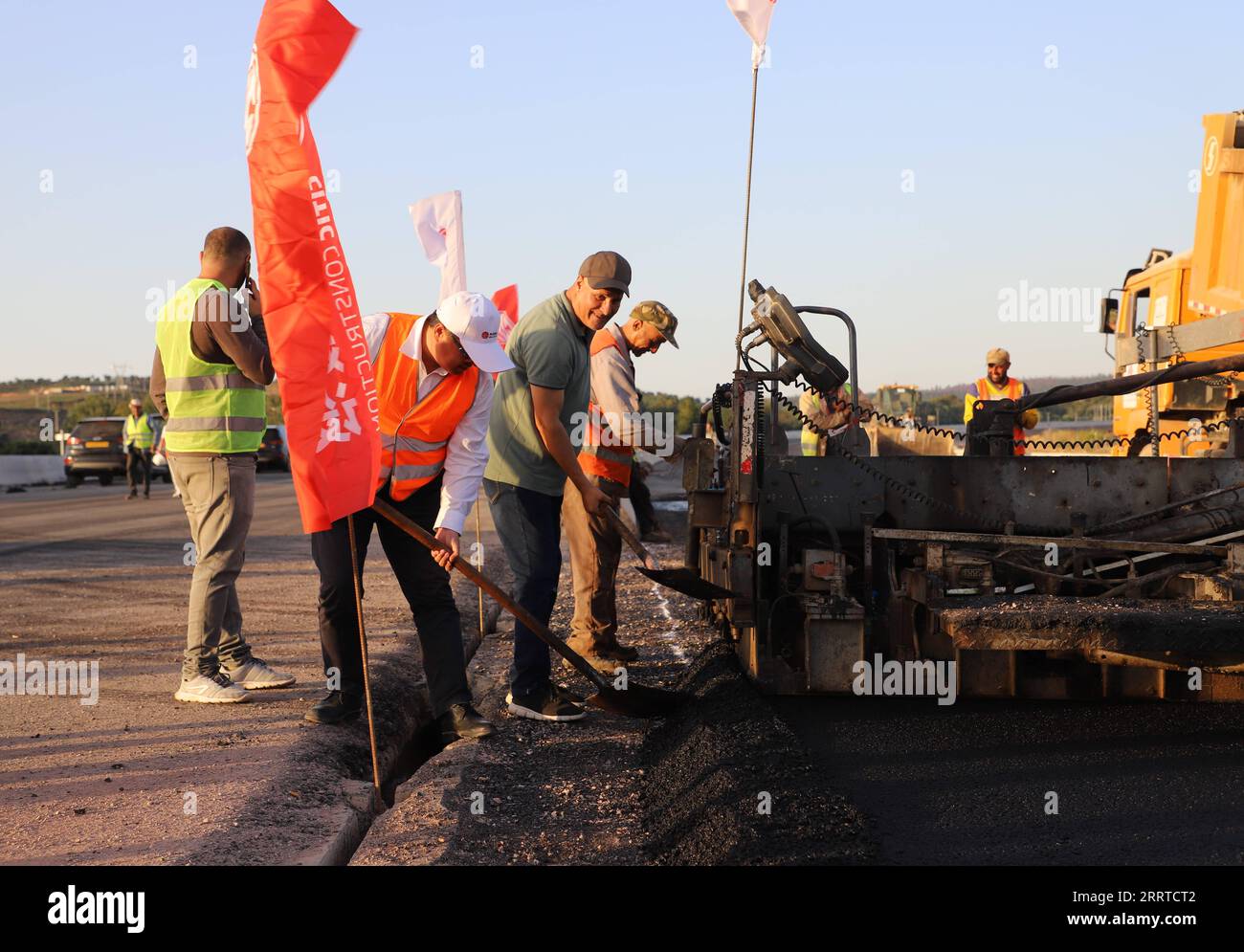 230717 -- El TARFALGERIA, 17 juillet 2023 -- cette photo prise le 5 juillet 2023 montre Qi Shujie, directeur général adjoint de CITIC Construction Algérie, et Mohamed Salah Kafi, chef du bureau de la région est de l Agence nationale des autoroutes algériennes, pavant ensemble le dernier mètre de l autoroute est-Ouest avec de l asphalte dans la province d El Tarf, en Algérie. POUR ALLER AVEC la caractéristique : un entrepreneur chinois brave la chaleur pour terminer le tronçon final du projet d autoroute algérien photo fournie par CITIC Construction/document via Xinhua ALGERIA-El TARF-CHINESE COMPANY-EAST-WEST HIGHWAY CONSTRUCTION WuxTianyu PUBLICATIONxNOT Banque D'Images