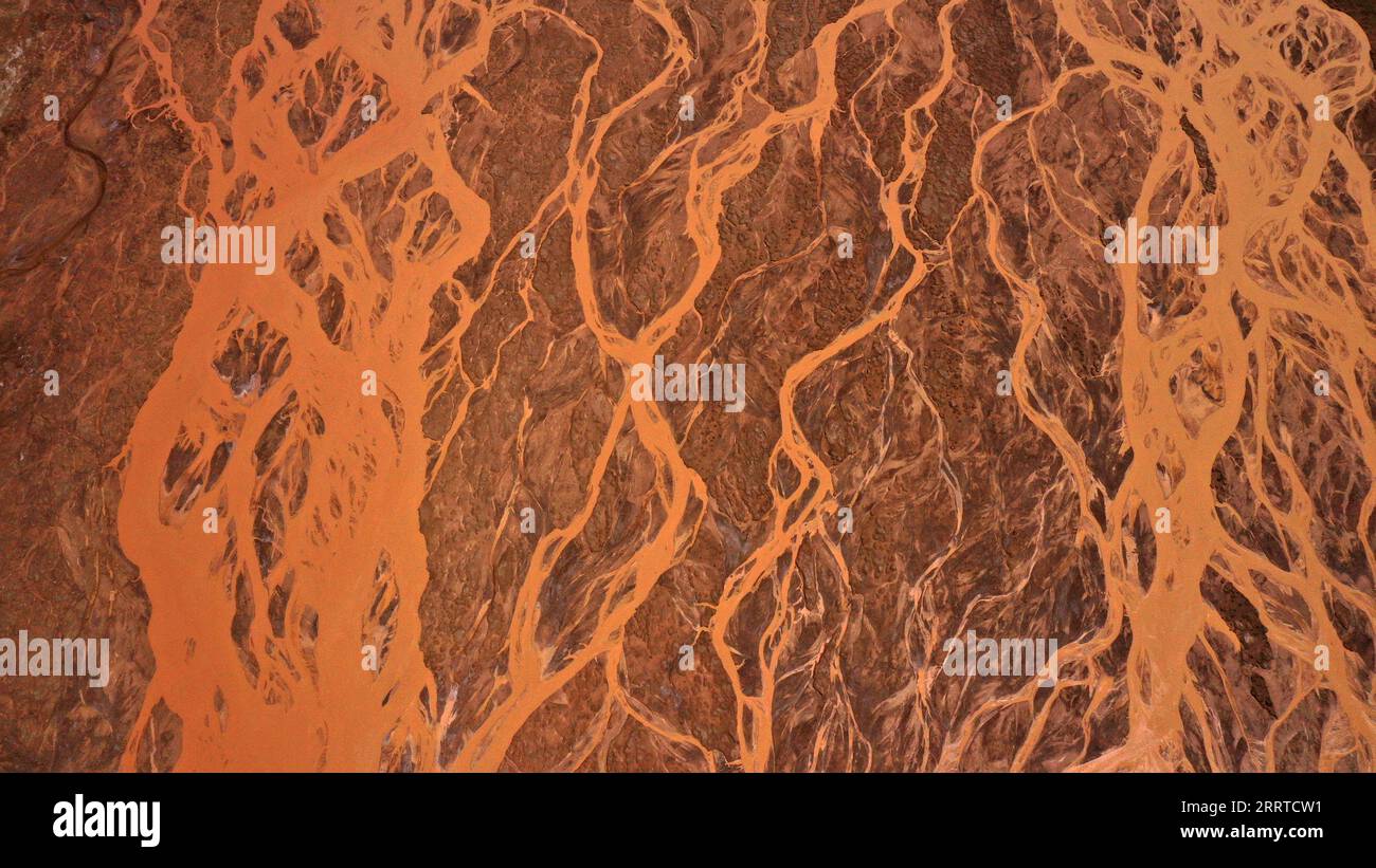 230717 -- MONTAGNES DE L'ALTUN, 17 juillet 2023 -- cette photo aérienne prise le 10 juillet 2023 montre des vallées dans la Réserve naturelle nationale des montagnes de l'Altun, dans la région autonome ouïgoure du Xinjiang, au nord-ouest de la Chine. Avec une altitude moyenne de 4 580 mètres, la Réserve naturelle nationale des montagnes Altun couvre une superficie totale de 45 000 kilomètres carrés et est un représentant de l'écosystème désertique du plateau en Chine. Wang Peng SKYEYECHINA-XINJIANG-ALTUN MONTAGNES-RÉSERVE NATURELLE CN HuxHuhu PUBLICATIONxNOTxINxCHN Banque D'Images