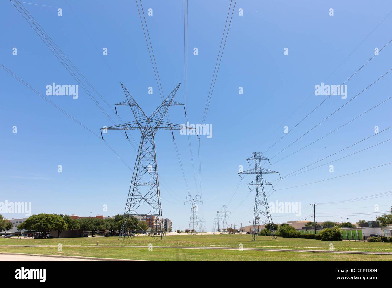 230718 -- PLANO U.S., 18 juillet 2023 -- une photo prise le 18 juillet 2023 montre des lignes de transport d'énergie électrique à Plano, Texas, États-Unis. Des avis de chaleur, des avertissements de chaleur excessive et des surveillances de chaleur excessive ont été mis en place dans des États tels que la Californie, le Nevada, l'Arizona, le Nouveau-Mexique, la Louisiane, Texas, Arkansas, Mississippi, Alabama, Oklahoma et Floride. Photo de /Xinhua U.S.-TEXAS-PLANO-HEAT WAVE DanxTian PUBLICATIONxNOTxINxCHN Banque D'Images