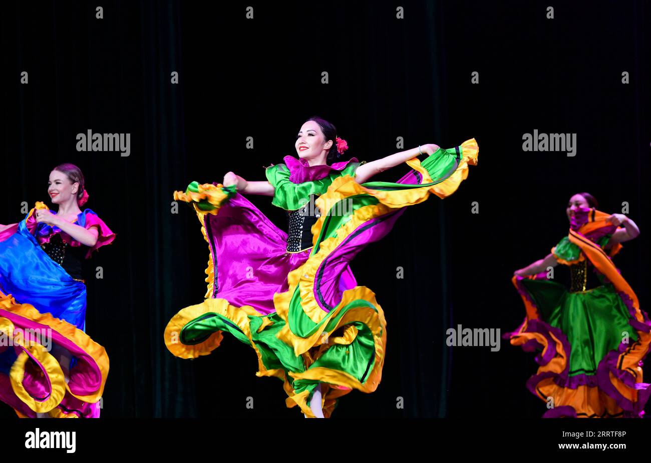 230722 -- URUMQI, le 22 juillet 2023 -- des acteurs de l'ensemble de danse Saltanat du Kazakhstan se produisent lors de la fête de chant et de danse riche ville natale au théâtre populaire du Xinjiang à Urumqi, dans le nord-ouest de la Chine, dans la région autonome ouïgoure du Xinjiang, le 21 juillet 2023. CHINE-XINJIANG-KAZAKHSTAN-FÊTE DE CHANT ET DE DANSE- RICHE VILLE NATALE CN HUXHUHU PUBLICATIONXNOTXINXCHN Banque D'Images