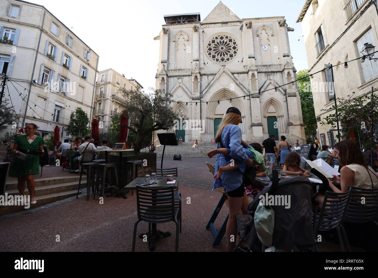 230724 -- MONTPELLIER, le 24 juillet 2023 -- les gens prennent leurs repas devant la lunette Saint-Roch de Montpellier à Montpellier, France, le 17 juillet 2023. FRANCE-MONTPELLIER-CITY VIEW GaoxJing PUBLICATIONxNOTxINxCHN Banque D'Images