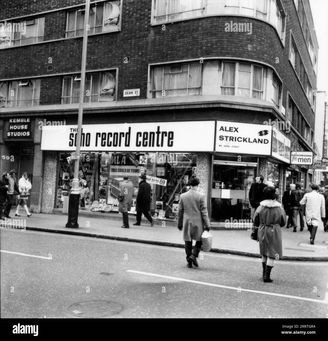 ALEX STRICKLAND Flagship store / Shop LE centre DES DISQUES SOHO au coin de DEAN STREET et DE L'ANCIENNE COMPTON STREET à Soho, Londres en 1969 Banque D'Images