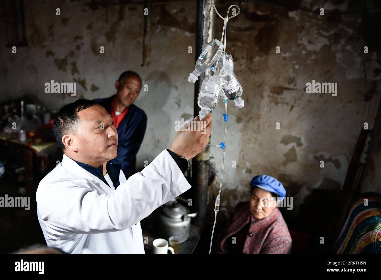 230726 -- GUIYANG, le 26 juillet 2023 -- Zhu Daqing administre un goutte-à-goutte intraveineux à un patient âgé à la maison du patient dans le village de Xinshui, ville de Mazha du comté autonome de Weining de Yi-hui-Miao, dans la province du Guizhou du sud-ouest de la Chine, le 19 juillet 2023. Zhu Daqing est médecin rural dans le village de Xinshui, dans la ville de Mazha du comté autonome de Yi-hui-Miao de Weining. Né dans une famille avec des générations de médecins, Zhu Daqing a été déterminé à être un médecin comme son père à un jeune âge, même s'il est handicapé dans son avant-bras gauche en raison de l'absence congénitale du membre supérieur. Spécialisé dans les médicis chinois traditionnels Banque D'Images