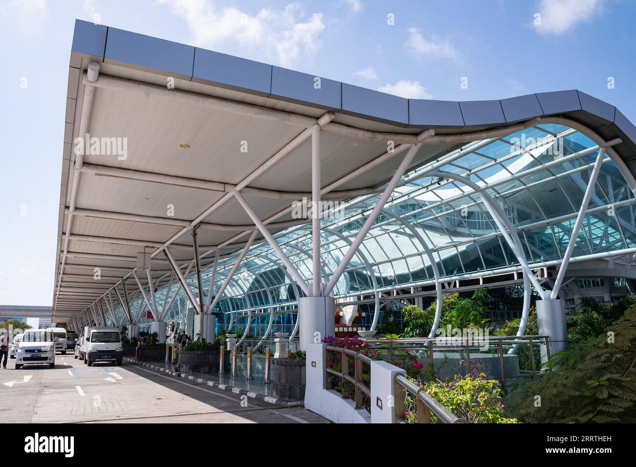 25.07.2023, Denpasar, Bali, Indonésie, Asie - vue extérieure du niveau des départs et du terminal de l'aéroport international I Gusti Ngurah Rai. Banque D'Images