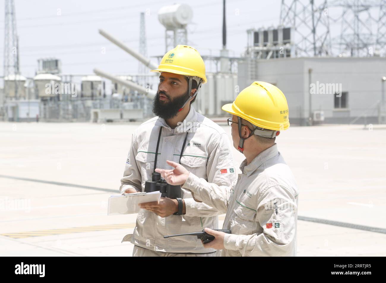 230728 -- LAHORE, le 28 juillet 2023 -- Zubair Tufail et son homologue chinois Li Shoujin R patrouillent dans une station de conversion du projet de transmission HVDC à courant continu à haute tension de À660 kilovolt Matiari-Lahore dans une banlieue de Lahore, au Pakistan, le 4 juillet 2023. POUR ALLER AVEC la caractéristique : le projet d'énergie Chine-Pakistan facilite la croissance économique, cimente l'amitié PAKISTAN-CHINE-PUISSANCE PROJET-AMITIÉ AhmadxKamal PUBLICATIONxNOTxINxCHN Banque D'Images