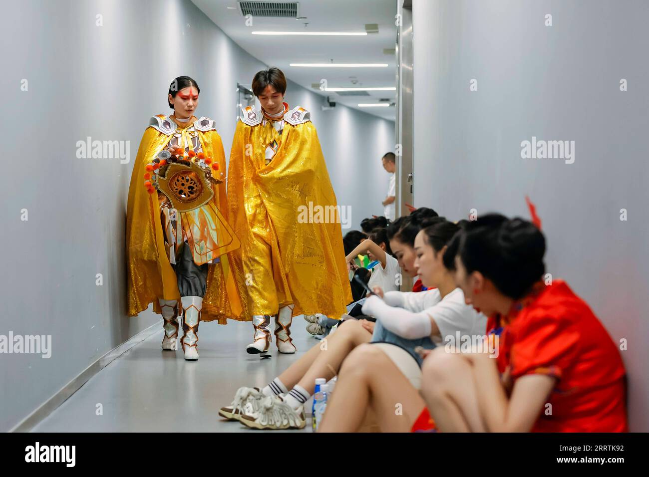 230729 -- CHENGDU, 29 juillet 2023 -- Ren Xin L et son collègue se rendent dans la salle d'attente avec des costumes bian lian avant une répétition de la cérémonie d'ouverture à Chengdu, dans la province du Sichuan du sud-ouest de la Chine, le 23 juillet 2023. REN Xin, une étudiante de 19 ans, était fascinée par la danse depuis son enfance. Elle a été l'une des actrices et actrices qui ont interprété la traditionnelle bian lian , ou changement de visage lors de la cérémonie d'ouverture des 31e Jeux mondiaux universitaires d'été de la FISU à Chengdu le 28 juillet 2023. REN Xin, qui est né dans un village de montagne isolé appelé la communauté de Changsheng Banque D'Images