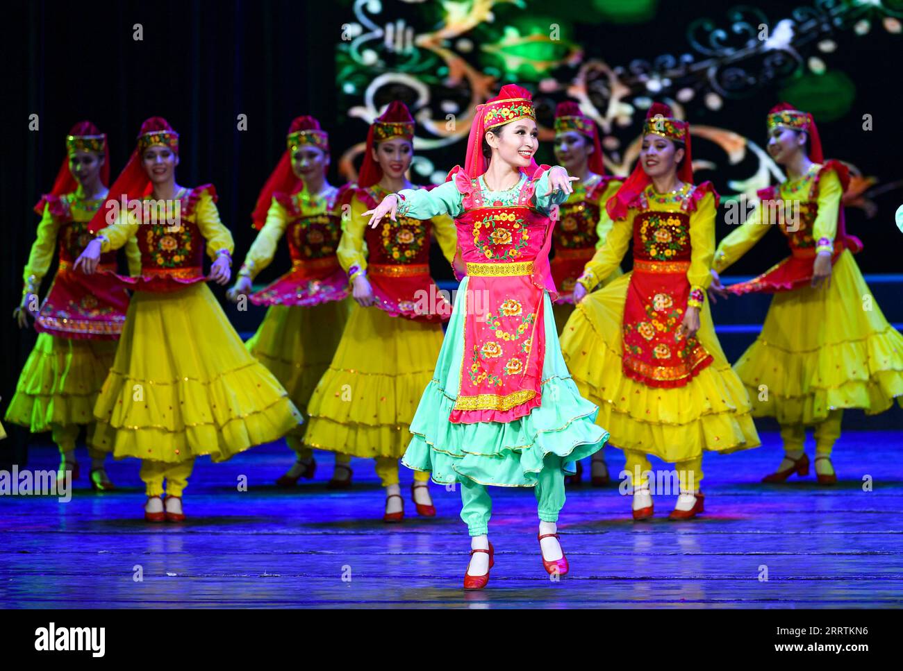 230730 -- URUMQI, le 30 juillet 2023 -- des danseurs de l'ensemble de danse d'État du Kazakhstan Saltanat se produisent lors de la fête de chant et de danse riche ville natale au théâtre populaire du Xinjiang à Urumqi, dans le nord-ouest de la Chine, dans la région autonome ouïgoure du Xinjiang, le 21 juillet 2023. Xinhua Headlines : les danseurs mondiaux se délectent dans le Xinjiang HuxHuhu PUBLICATIONxNOTxINxCHN enchanteur Banque D'Images