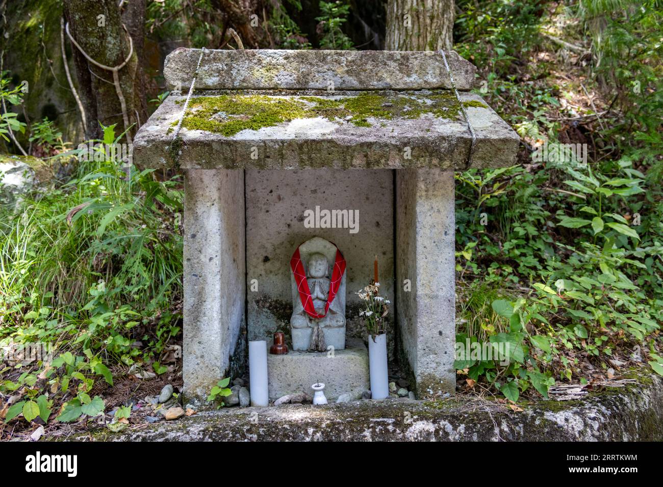 Statue en pierre (art public) d'Ojizou san, protecteur des enfants et protecteur des voyageurs, Japon. Banque D'Images
