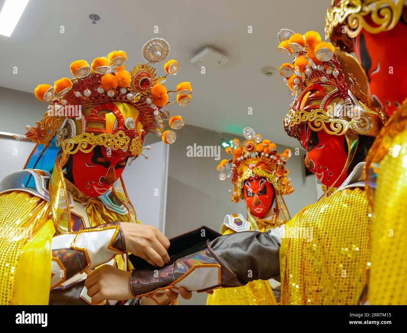 230729 -- CHENGDU, 29 juillet 2023 -- Ren Xin 1st L aide d'autres artistes de bian lian à vérifier leurs costumes avant une répétition de la cérémonie d'ouverture à Chengdu, dans la province du Sichuan du sud-ouest de la Chine, le 23 juillet 2023. REN Xin, une étudiante de 19 ans, était fascinée par la danse depuis son enfance. Elle a été l'une des actrices et actrices qui ont interprété la traditionnelle bian lian , ou changement de visage lors de la cérémonie d'ouverture des 31e Jeux mondiaux universitaires d'été de la FISU à Chengdu le 28 juillet 2023. REN Xin, qui est né dans un village de montagne isolé appelé Changsheng Community dans le canton de Washi Banque D'Images