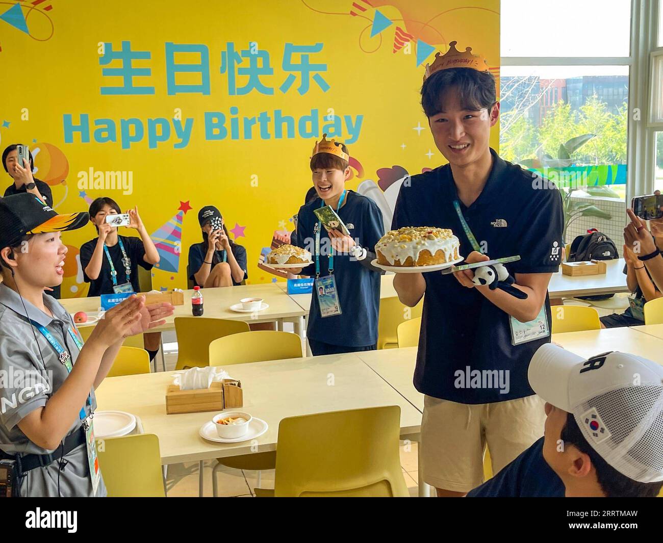 230730 -- CHENGDU, 30 juillet 2023 -- le joueur de water-polo Lee Sideok 3rd R de Corée du Sud et le joueur de taekwondo Park Hyejin 4th R de Corée du Sud reçoivent des gâteaux d anniversaire d un membre du personnel du centre de restauration dans le village des Jeux universitaires mondiaux d été de la 31e FISU à Chengdu, dans la province du Sichuan du sud-ouest de la Chine, le 30 juillet 2023. Chengdu UniversideCHINA-CHENGDU-MONDE UNIVERSITÉ JEUX-VIE DE VILLAGE ShenxBohan PUBLICATIONxNOTxINxCHN Banque D'Images